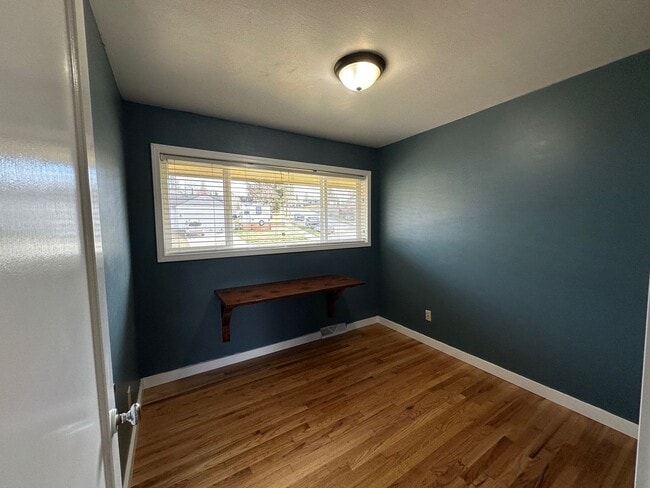 Building Photo - Spacious Northside 4-Bed, 2-Bath Ranch with Hardwood Floors