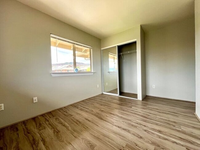 Building Photo - Makakilo: 3 Bdrm 2.5 Bath Townhouse w/ 2 C...