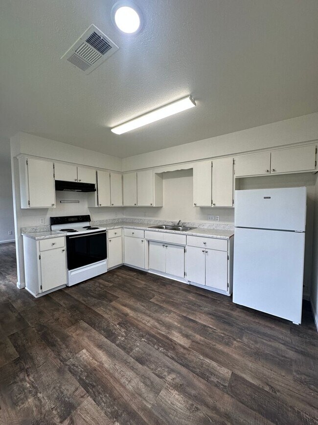 Building Photo - Kinkead Duplex
