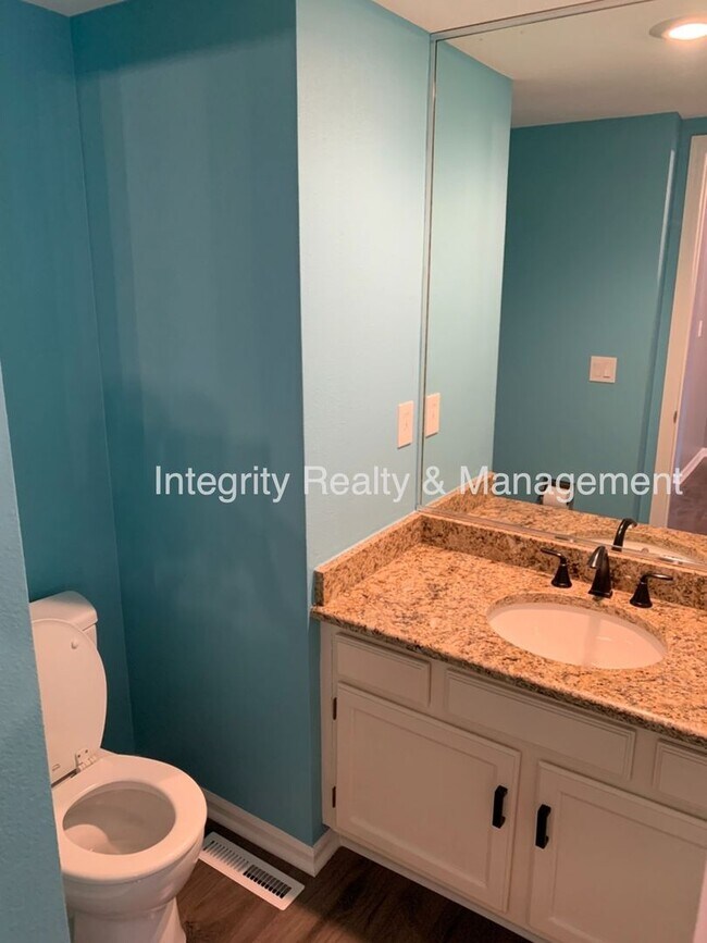 Building Photo - 7565 S Cove Cir