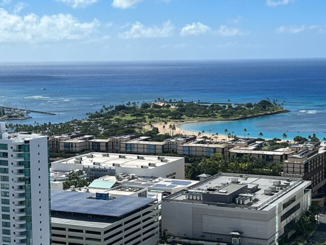 Building Photo - Captivating Panoramic Views from the 42nd ...