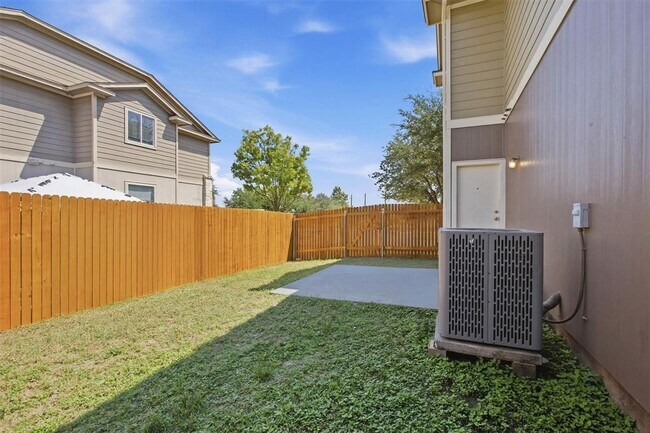Building Photo - 13808 Harris Ridge Blvd