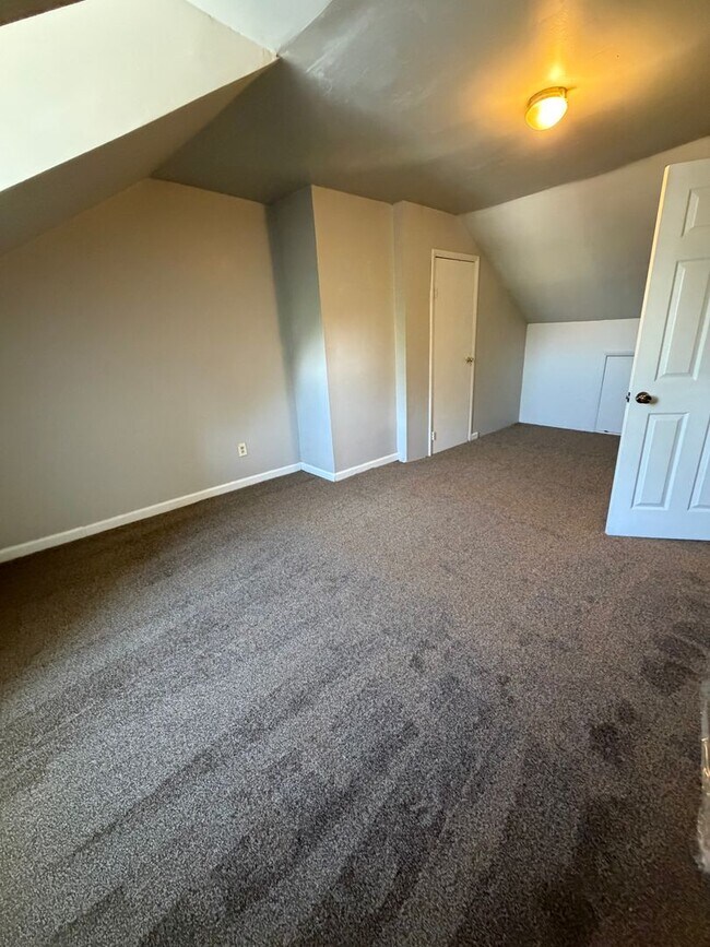 Building Photo - 2 Bedrooms House w/ Large Yard!