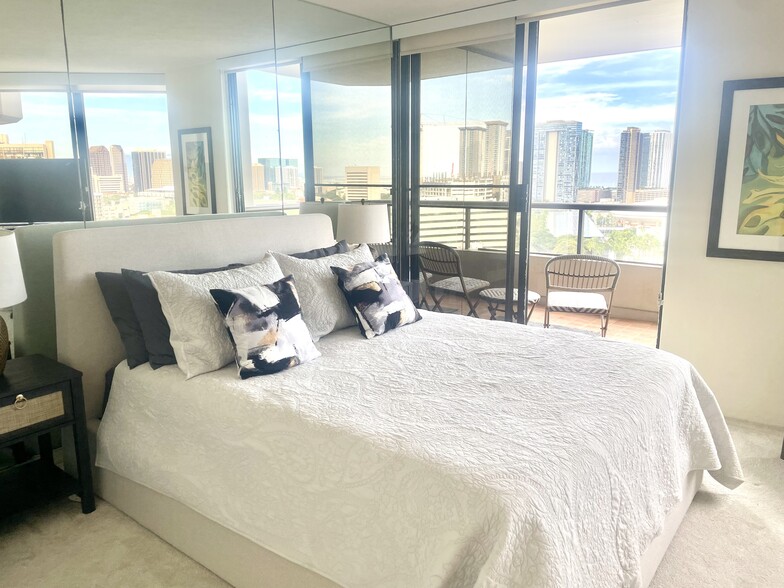Bedroom with lanai to enjoy morning sips - 1221 Victoria St