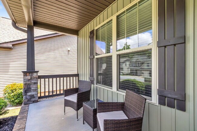 Building Photo - Charming 3-Bedroom Furnished Haven with Co...