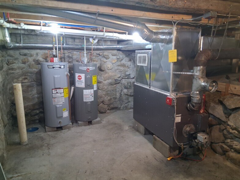 Building Photo - 58 Maple St