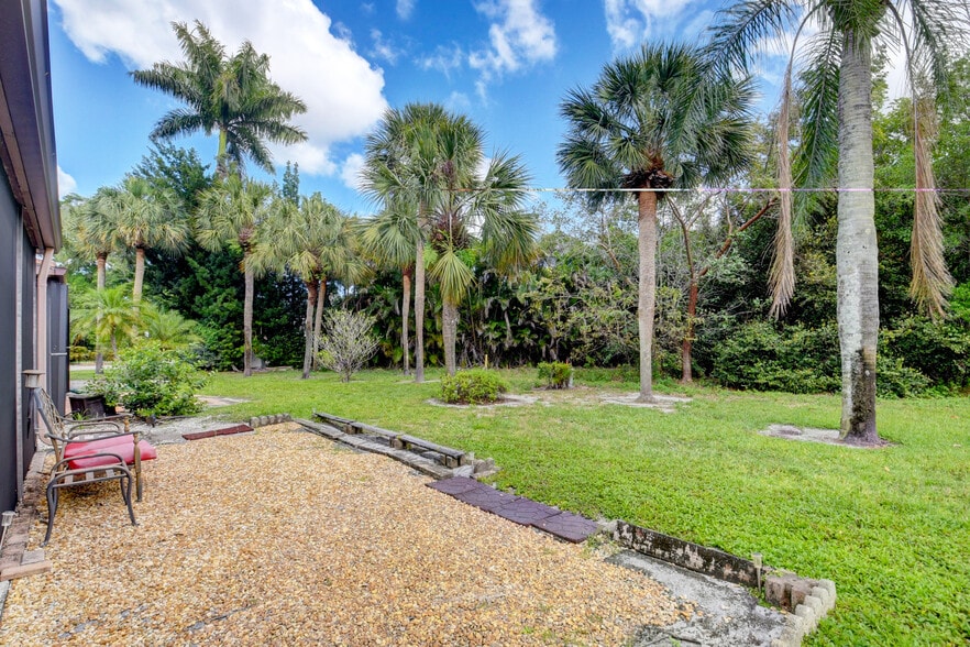 Building Photo - 4666 Fountains Dr S