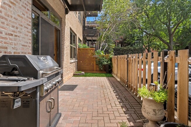 Building Photo - 1735 W Diversey Pkwy