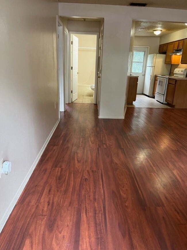 Building Photo - 2 Bdrm 1 Bath Apartment in Bradenton, FL