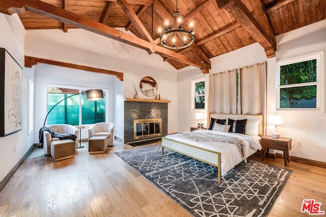 Building Photo - 3323 N Knoll Dr