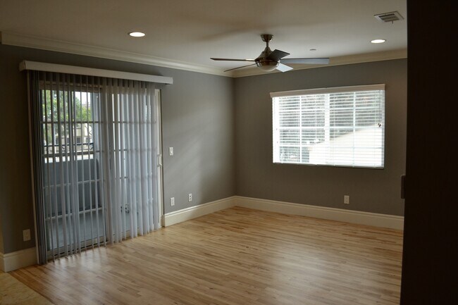 Building Photo - MOVE IN READY 2/2 with 2 Assigned Parking!...