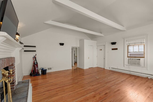 Building Photo - "Charming Brentwood house 2 bedrooms 1 Bathoom, Prime Location!"