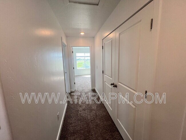 Building Photo - 346 Grassland Dr