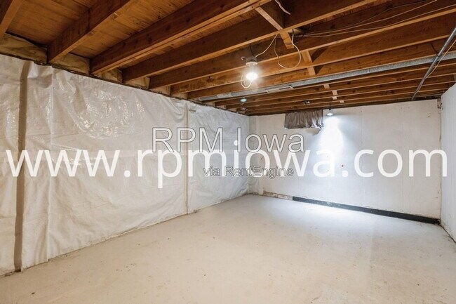 Building Photo - 215 NW Arlan Dr