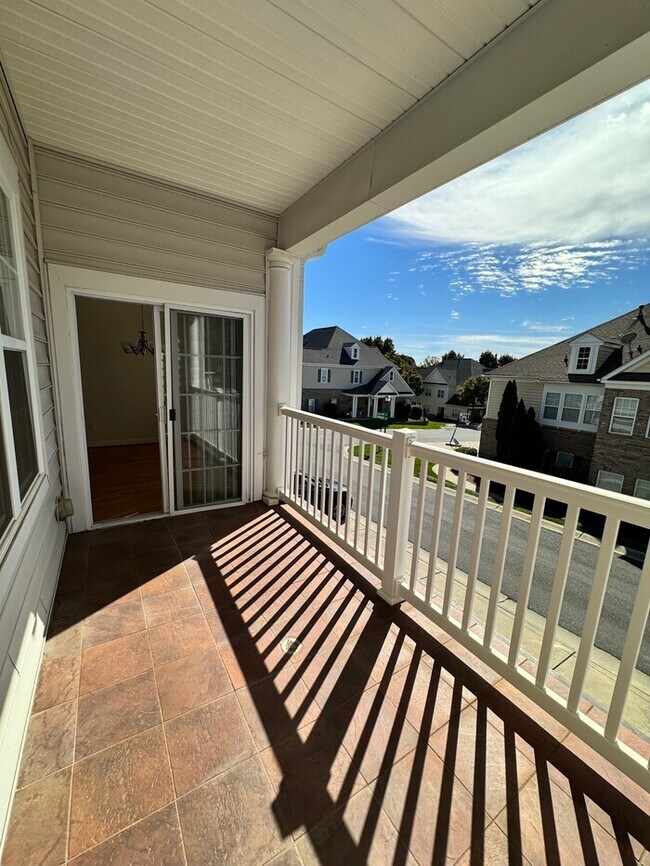 Building Photo - Move-in ready 2-bedroom, 2-bath end-unit t...