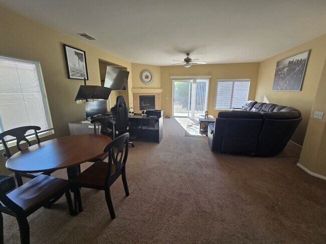 Building Photo - 3 Bedroom 2 Bath located in Mountain View DHS