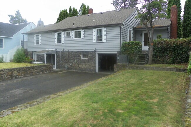 Building Photo - PETS CONSIDERED! Located in Bend's HISTORIC District, Walk to Drake Park! A/C, All Appliances, Ha...