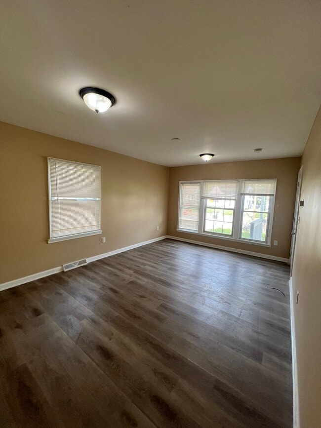 Building Photo - 8451 Rosemont Ave