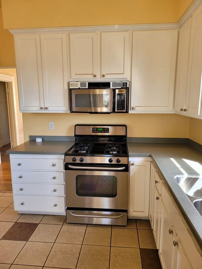 Building Photo - Craftsman home 2bed 1 bath, garage on a la...