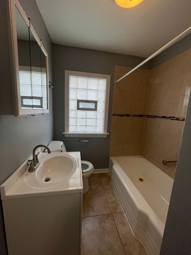 Building Photo - 2 Bedroom 1 Bathroom house in Calumet Park...