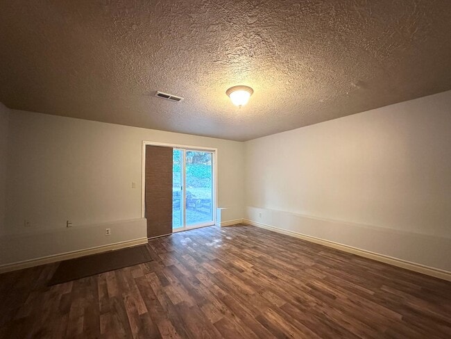 Building Photo - 3 Bed 2.5 Bath 3 Level Home w/ Furnished B...