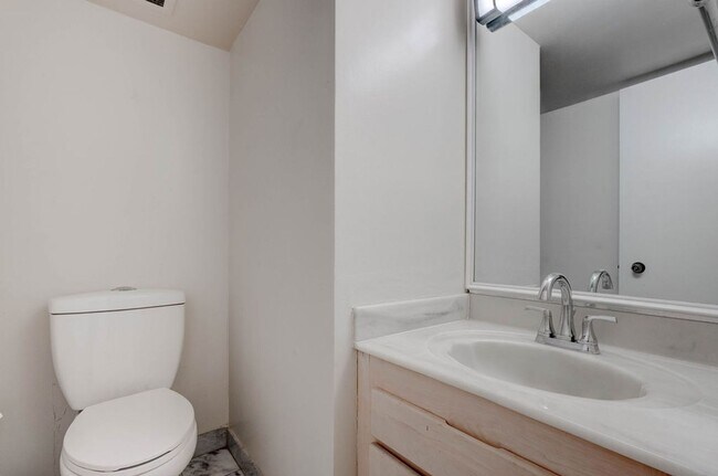 Building Photo - 3111 Bel Air Dr