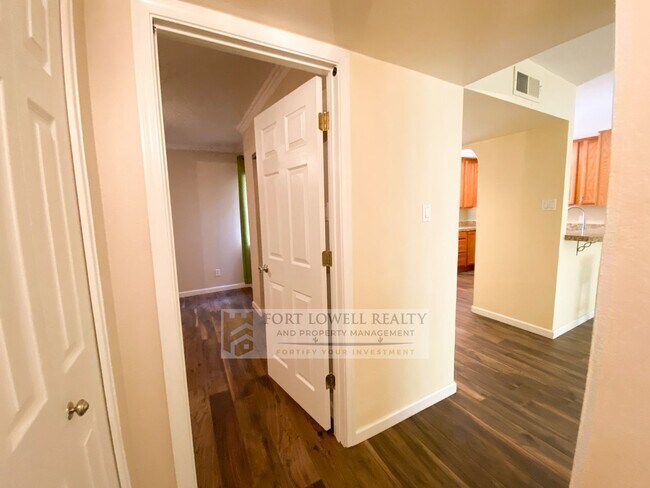 Building Photo - Super Charming 2 Bedroom 2 Bathroom Townhouse