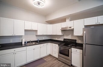 Building Photo - 419 Woodward St