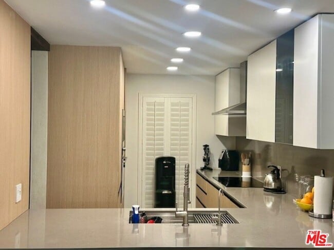 Building Photo - 7217 Marina Pacifica Dr S