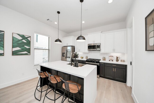 Building Photo - 2524 Live Oak St