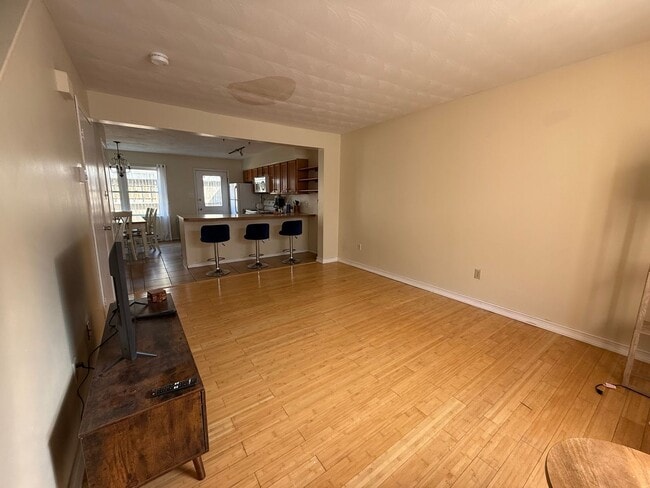 Building Photo - 3 Bedroom Townhome in Woods Edge!