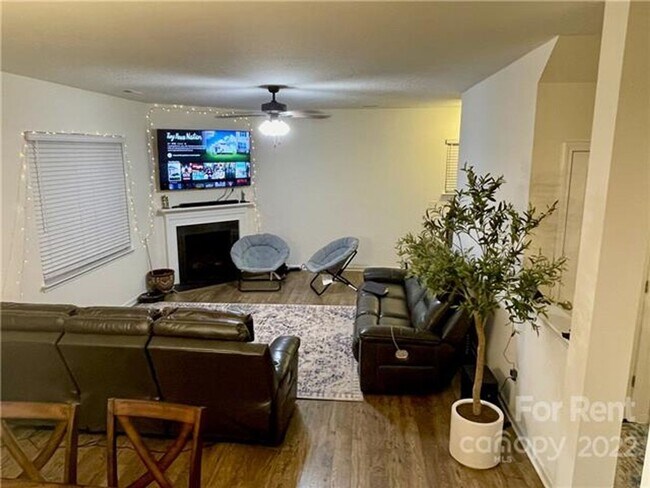 Building Photo - Captivating Single Family Home | 3 BR/2.5BA | 1-Car Covered Parking |In Highland Park