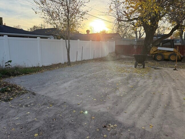 Building Photo - Remodeled duplex - back unit