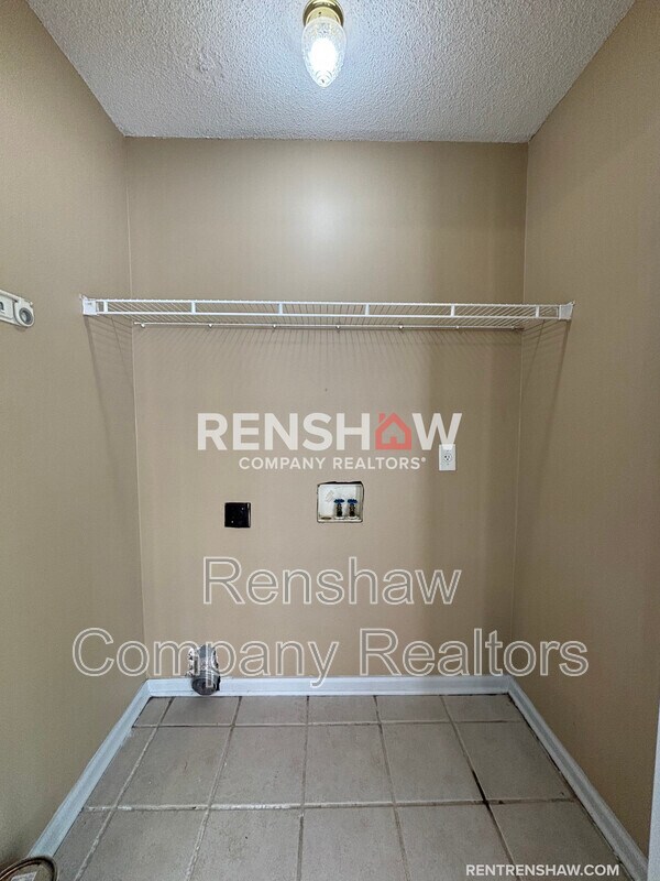 Building Photo - 9289 Grove Manor Dr