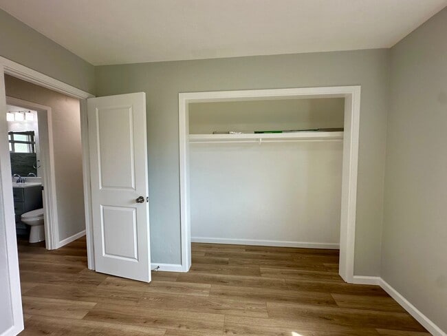 Building Photo - COMING SOON--2 bed/1 bath in IB