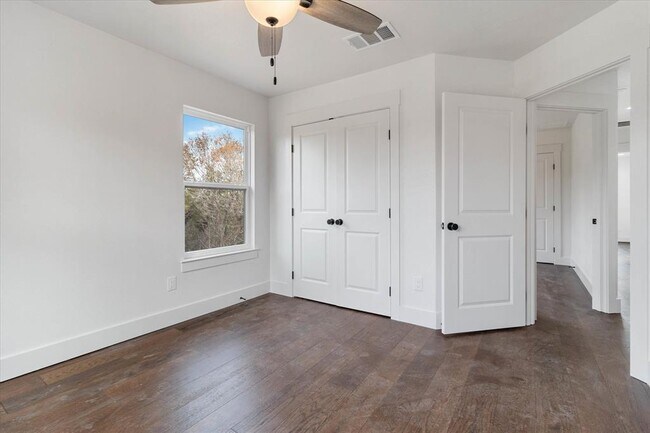 Building Photo - 114 Shady Bluff Dr