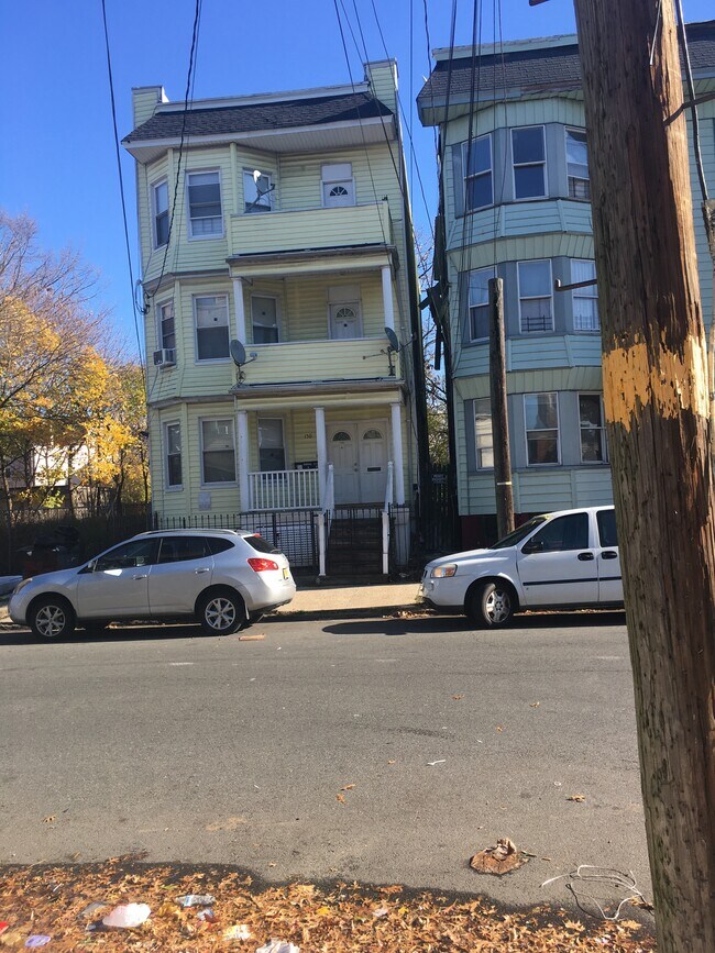 Facade - 150 21st St