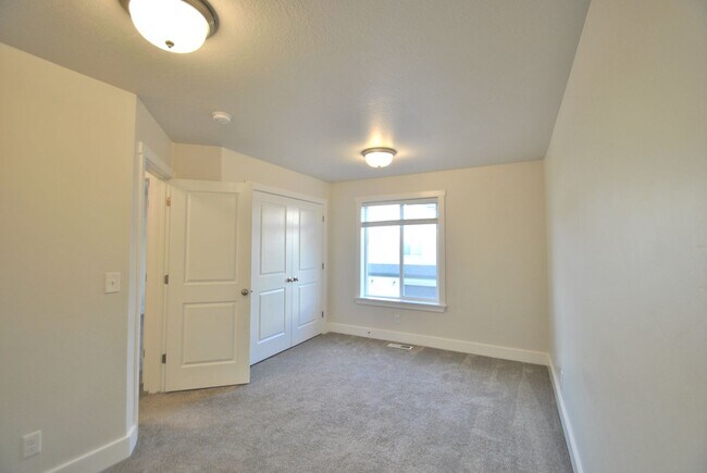 Building Photo - North Logan Townhome