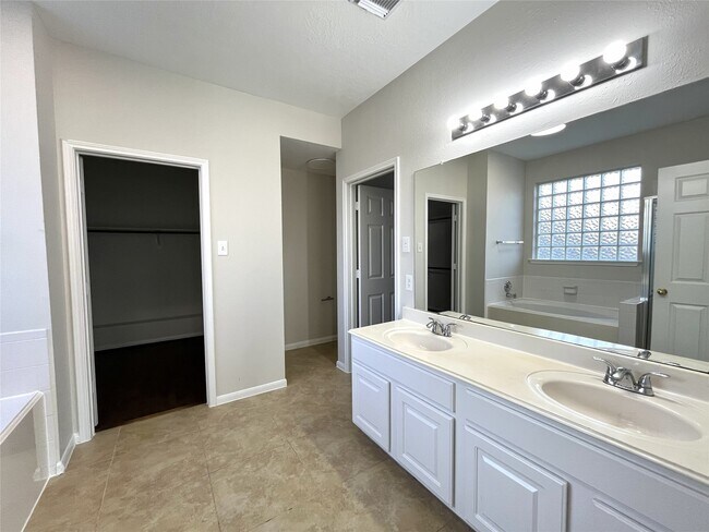 Building Photo - 3847 Landon Park Dr