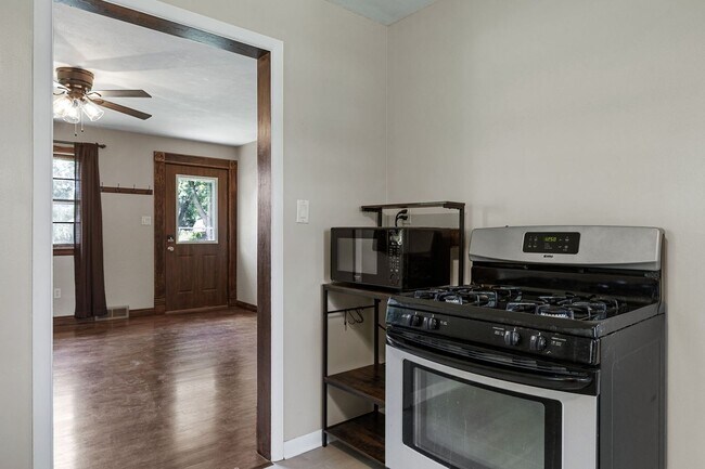 Building Photo - Single Family Home On Convenient, Quiet St...