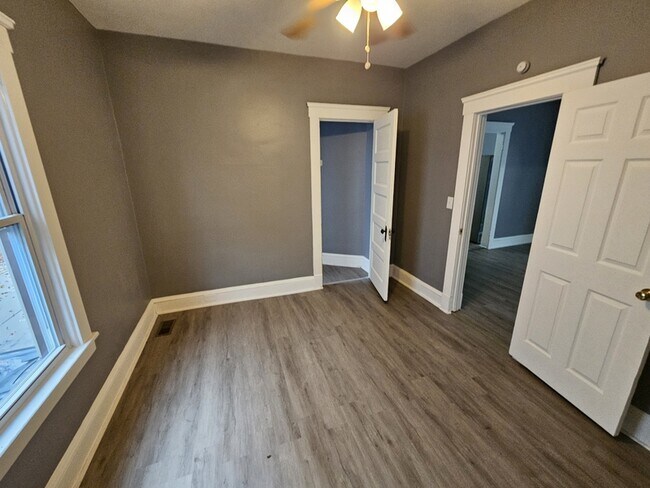 Building Photo - 3433 W 41st St