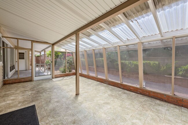 Building Photo - Charming 3 Bedroom 2 Bathroom Home in La M...