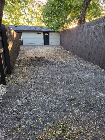 Building Photo - 2417 Castroville Rd