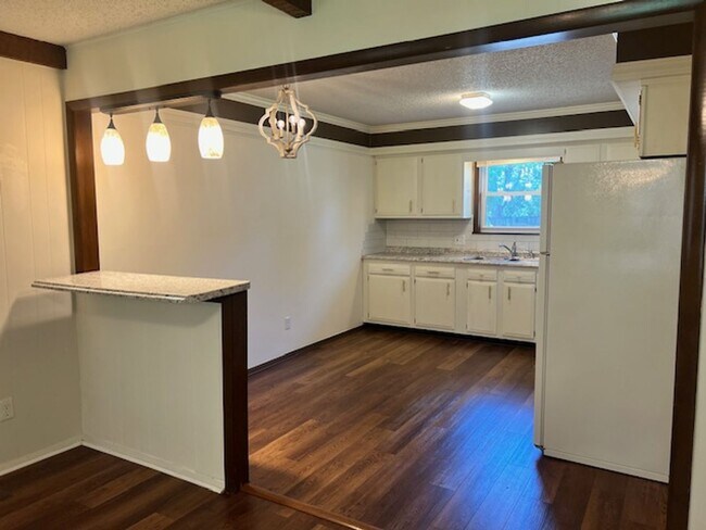 Building Photo - Updated 3 bedroom home near Bass Pro