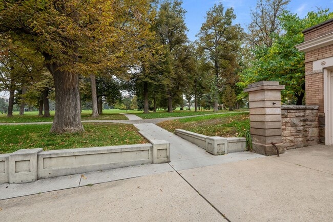 Building Photo - Gorgeous apartment in Cheesman Park!
