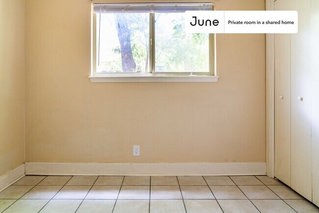 Building Photo - Room in Shared 3 bed/2 bath home