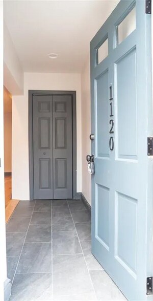 Entrance - 1120 Brabec St
