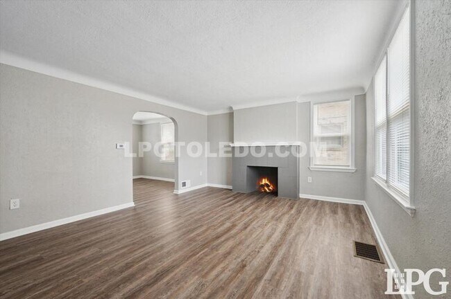 Building Photo - 928 W Gramercy Ave