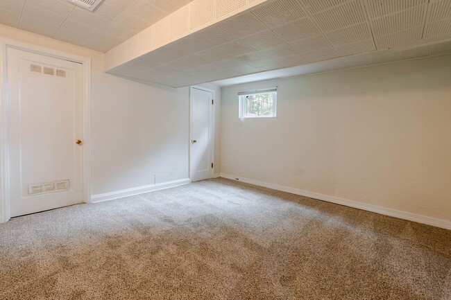 Building Photo - *SPECIAL: $500 off first month | $1061 - 1BR/1BA Pet Friendly Duplex Near Garden of the Gods Park