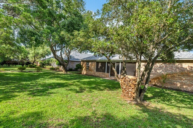 Building Photo - Community Pool & Deeded Access to Santa Ro...